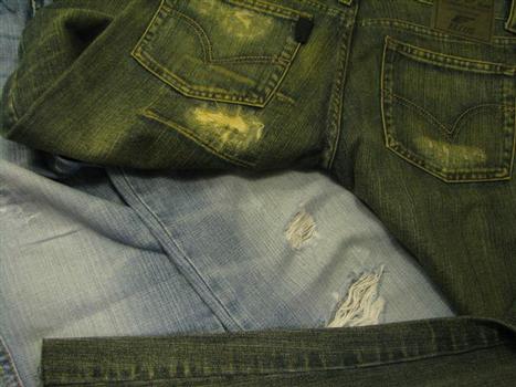 Na moda, jeans come�aram escuros, foram lavados com pedras e agora s�o vendidos j� rasgados. Como fonte de inspira��o, onda used chegou ao mundo da decora��o - Divulga��o