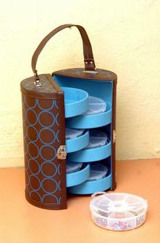 A bolsa tem seis compartimentos com seis minigavetas para guardar coisinhas mi�das. Eles ficam dentro de uma maleta azul e marrom. A bolsa � vendida na papelaria Rex, no Ponteio Lar Shopping. Fone: (31) 3286-4150. R$ 101 - Maria Tereza Correia/EM/D.A Press