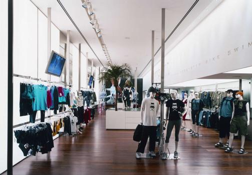 A ilumina��o pode at� definir a escolha dos consumidores em estabelecimentos comerciais. Quando bem trabalhada, ser� capaz de atrai-los para dentro da loja, fazer com que fiquem ali mais tempo, gastem mais, e saiam satisfeito, podendo voltar mais vezes - Philips do Brasil/Divulga��o