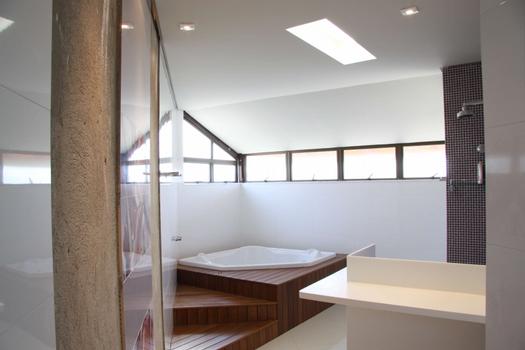 Transformar os ambientes da casa, conferindo novo estilo, que revela a identidade dos moradores. A coloca��o de molduras e o rebaixamento de tetos s�o boas alternativas para quem quer alterar o visual do im�vel. Gesso, PVC, madeira de demoli��o e corti�a s�o s� alguns dos materiais que podem mudar completamente os ambientes. Na foto, projeto da decoradora Patr�cia Satler - Gladyston Rodrigues/AO CUBO FILMES 