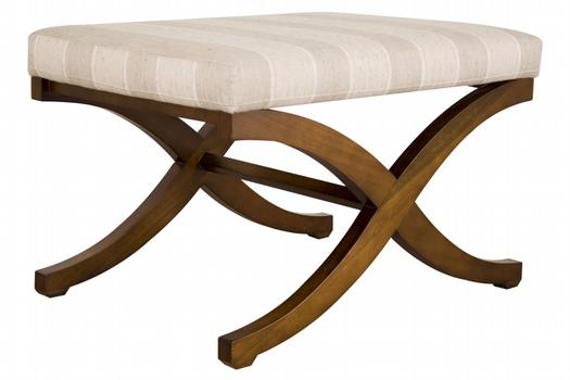 Restaurar pe�as e reaproveitar adornos dos pais e at� dos av�s pode gerar bons resultados visuais, pr�ticos e muito econ�micos. A hist�ria contada por meio das ondula��es e detalhes caracter�sticos do mobili�rio, contrastando com as linhas retas e contempor�neas, carrega muitas reminisc�ncias. Na foto, banqueta X, da Lider Interiores - Lider Interiores/Divulga��o
