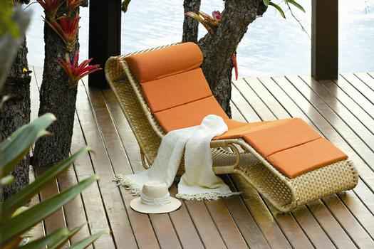 Os m�veis para �reas externas devem estar integrados com o meio ambiente para garantir bem-estar e conforto. Na foto, chaise Amazonas com almofadas, da Lider Interiores  - Lider Interiores/Divulga��o