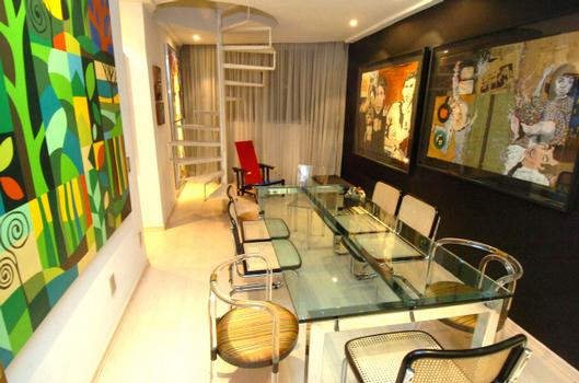 Para a decora��o da sala de jantar, � importante tentar harmonizar todos os elementos (mesas, cadeiras e lustres, por exemplo), para alcan�ar uma composi��o afinada com o estilo da casa e dos moradores - Beto Magalh�es/EM/D.A.Press