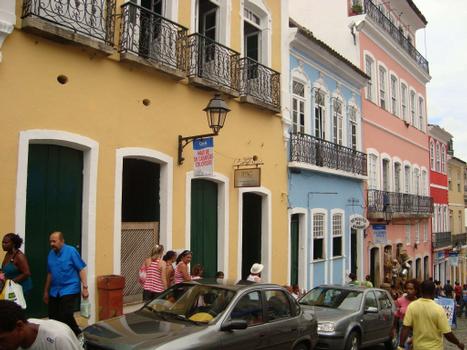Projeto Tudo de Cor para Salvador, da Coral, revitalizou a pintura de 56 casar�es no Pelourinho. Festa de entrega na �ltima quinta-feira de janeiro contou com a presen�a de artistas, autoridades, executivos e funcion�rios. Os moradores agradeceram a for�a para o turismo e aprovaram o novo colorido - Joana Gontijo/Lugar Certo