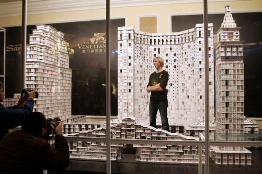 Designer e arquiteto Bryan Berg, de 34 anos, fez uma r�plica do luxuoso Venetian Macao Hotel, em Macau, na China, usando 218.972 cartas, e bateu o pr�prio recorde com a maior constru��o em cartas de baralho do mundo - AFP PHOTO / Dale de la Rey