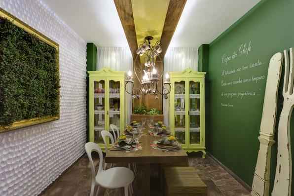 Sinal de luxo e nobreza em tempos passados, cristaleiras chegam à decoração moderna com novas aplicações. Na foto, Copa da Chefe, ambiente de Tânia Eloísa e Charles Cruz na Morar Mais por Menos de 2012, em BH - Gustavo Xavier/Divulgação Sinal de luxo e nobreza em tempos passados, cristaleiras chegam à decoração moderna com novas aplicações. Na foto, Copa da Chefe, ambiente de Tânia Eloísa e Charles Cruz na Morar Mais por Menos de 2012, em BH - Gustavo Xavier/Divulgação