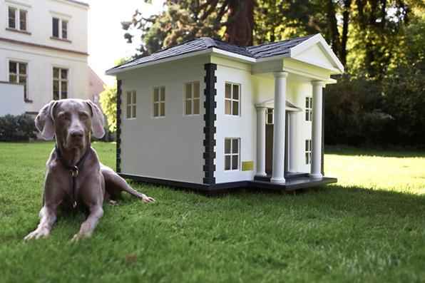 A empresa alemã Best Friend's Home criou casas de cachorro que lembram belas mansões em miniatura. Para quem gosta de cães e design, as casinhas oferecem a oportunidade de levar o bom da arquitetura para esses amigos fiéis. Na foto, o modelo Alabama   - Best Friend's Home/Divulgação