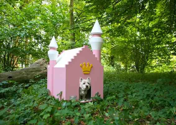 A empresa alemã Best Friend's Home criou casas de cachorro que lembram belas mansões em miniatura. Para quem gosta de cães e design, as casinhas oferecem a oportunidade de levar o bom da arquitetura para esses amigos fiéis. Na foto, o modelo Fairytale    - Best Friend's Home/Divulgação