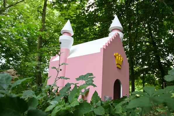 A empresa alemã Best Friend's Home criou casas de cachorro que lembram belas mansões em miniatura. Para quem gosta de cães e design, as casinhas oferecem a oportunidade de levar o bom da arquitetura para esses amigos fiéis. Na foto, o modelo Fairytale    - Best Friend's Home/Divulgação