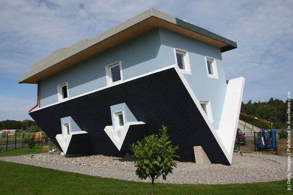 Esta casa construída ao contrário está atraindo turistas na Alemanha. O imóvel, para lá de inusitado, tem movimentado a economia em uma pequena cidade alemã - Sean Gallup/Getty Images