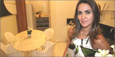 A arquiteta Denise Macedo instalou na cozinha o piso e destaca a resistência e o baixo custo do material (Gladyston Rodrigues/AOCUBO FILMES) A arquiteta Denise Macedo instalou na cozinha o piso e destaca a resistência e o baixo custo do material (Gladyston Rodrigues/AOCUBO FILMES)