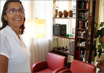 A engenheira Rose Vargas dos Santos Luz usa o bar estilo bistrô em seu apartamento para reunir os amigos (Gladyston Rodrigues/AoCubo Filmes) A engenheira Rose Vargas dos Santos Luz usa o bar estilo bistrô em seu apartamento para reunir os amigos (Gladyston Rodrigues/AoCubo Filmes)