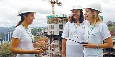 Engenheira de produ��o Ol�via Medeiros com as estagi�rias Larissa Matos e Glaucia Cantelmo: 