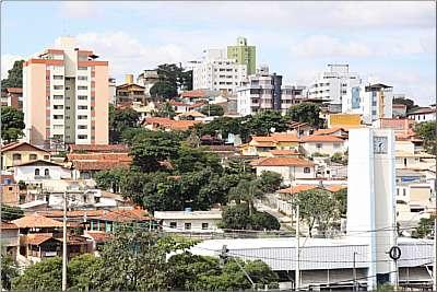 De acordo com pesquisa em vários sites de venda de imóveis, este mês, o valor dos apartamentos variava de R$ 150 mil, para dois quartos, a R$ 462 mil, para quatro quartos. Além do fácil acesso e proximidade do Centro, as ruas são asfaltadas e tranquilas (Fotos: Gladyston Rodrigues/Ao Cubo Filmes) De acordo com pesquisa em vários sites de venda de imóveis, este mês, o valor dos apartamentos variava de R$ 150 mil, para dois quartos, a R$ 462 mil, para quatro quartos. Além do fácil acesso e proximidade do Centro, as ruas são asfaltadas e tranquilas (Fotos: Gladyston Rodrigues/Ao Cubo Filmes)