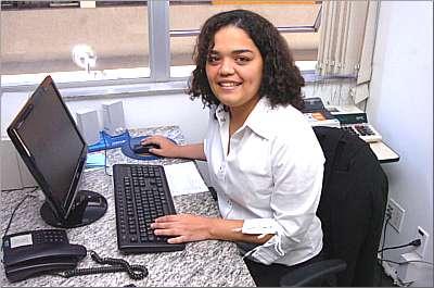 Assistente de tesouraria da RKM Engenharia, Valéria Jovelina, de 23 anos, quer fazer carreira na construção civil (Renato Weil/EM/D.A Press ) Assistente de tesouraria da RKM Engenharia, Valéria Jovelina, de 23 anos, quer fazer carreira na construção civil (Renato Weil/EM/D.A Press )
