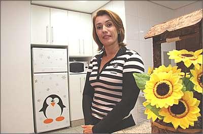 Cabeleireira Val�ria Pinto aplicou adesivos decorativos na geladeira e na parede da sala. Tamb�m lan�ou m�o do recurso em seu sal�o de beleza (Gladyston Rodrigues/Ao Cubo Filmes)
