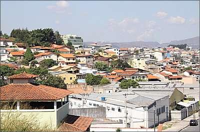 Imóveis disponíveis no bairro são poucos, devido ao alto índice de permanência das famílias. Aluguel de casas de dois quartos é próximo a R$ 438 e preço de compra e venda varia de R$ 63 mil a R$ 87 mil (Fotos: Gladyston Rodrigues/Ao Cubo Filmes) Imóveis disponíveis no bairro são poucos, devido ao alto índice de permanência das famílias. Aluguel de casas de dois quartos é próximo a R$ 438 e preço de compra e venda varia de R$ 63 mil a R$ 87 mil (Fotos: Gladyston Rodrigues/Ao Cubo Filmes)