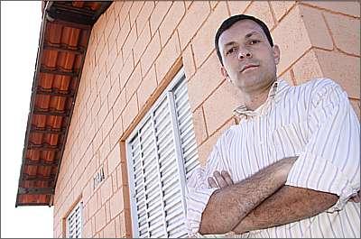 Diretor comercial da Master Casa, Edgard do Carmo informa que a Casa 1.0 encontrou maior mercado entre os proprietários de sítios (Gladyston Rodrigues/Ao Cubo Filmes) Diretor comercial da Master Casa, Edgard do Carmo informa que a Casa 1.0 encontrou maior mercado entre os proprietários de sítios (Gladyston Rodrigues/Ao Cubo Filmes)