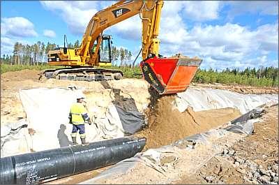 Caçamba processadora Allu transforma escavadeiras e carregadeiras em verdadeiras máquinas multiuso (Fotos: Getefer/Divulgação) Caçamba processadora Allu transforma escavadeiras e carregadeiras em verdadeiras máquinas multiuso (Fotos: Getefer/Divulgação)