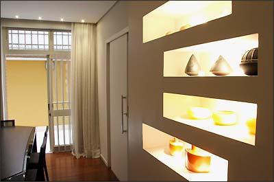 No apartamento projetado pela designer Valéria Alves, a iluminação compõem o ambiente No apartamento projetado pela designer Valéria Alves, a iluminação compõem o ambiente