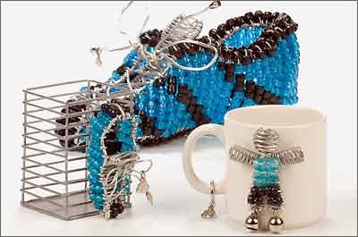 Conjunto Decora��o Menino tem tr�s pe�as com aplica��es em alum�nio contorcido e mi�angas (Thiago Theophilo/Divulga��o)