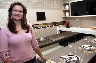 Renata Ferreira (foto)  e a s�cia Rosemarie Schettino criaram cozinha planejada que une praticidade e conforto (Gladyston Rodrigues/AOCUBO FILMES - 18/8/09)