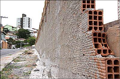 A execu��o correta de toda a estrutura inclui o enquadramento adequado da alvenaria e a escolha de um bom acabamento (Fotos: Gladyston Rodrigues/Ao Cubo Filmes)