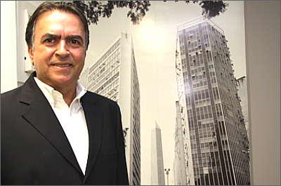Na Atlântica Assessoria Imobiliária, Cinezio Pereira informa que a disponibilidade de imóveis comerciais foi negativa (Gladyston Rodrigues/ESP. EM) Na Atlântica Assessoria Imobiliária, Cinezio Pereira informa que a disponibilidade de imóveis comerciais foi negativa (Gladyston Rodrigues/ESP. EM)