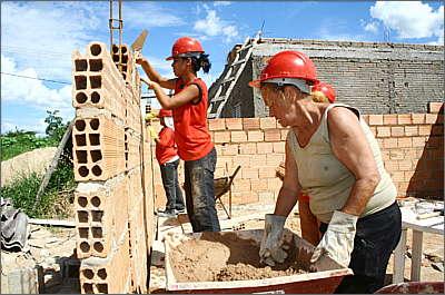 Canteiros de obras vão atrair trabalhadores, com chances para mulheres, agora disputadas no setor (Nando Oliveira/Esp.EM) Canteiros de obras vão atrair trabalhadores, com chances para mulheres, agora disputadas no setor (Nando Oliveira/Esp.EM)