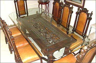 O tampo da mesa com trabalho em entalhe era parte de uma das portas da antiga cristaleira. A parte inferior da cristaleira deu lugar a um O tampo da mesa com trabalho em entalhe era parte de uma das portas da antiga cristaleira. A parte inferior da cristaleira deu lugar a um