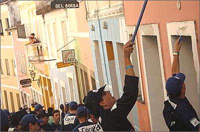 Um mutir�o de 350 funcion�rios deu os �ltimos retoques pela Ladeira do Carmo (Joana Gontijo/Portal Uai)