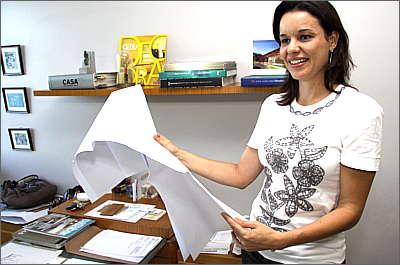 Roziane Faleiro é procurada por empresários preocupados em modernizar instalações em tempo hábil (Gladyston Rodrigues/Esp.EM/D.A.Press) Roziane Faleiro é procurada por empresários preocupados em modernizar instalações em tempo hábil (Gladyston Rodrigues/Esp.EM/D.A.Press)