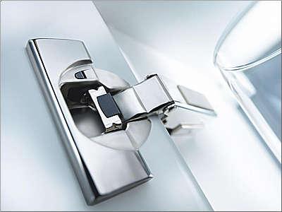 Sistema de dobradiça criado por empresa austríaca permite maior amplitude às portas (Blum/Divulgação) Sistema de dobradiça criado por empresa austríaca permite maior amplitude às portas (Blum/Divulgação)
