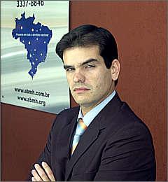 L�cio Delfino, da associa��o de mutu�rios, alerta propriet�rios sobre seus direitos (Maria Tereza Correia/EM/D. A Press)