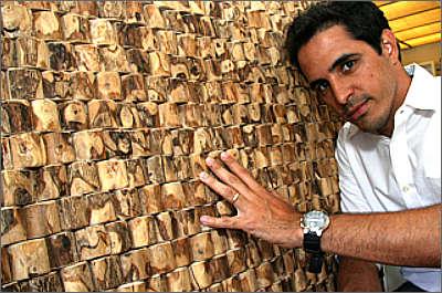 O arquiteto Sérgio Viana mostra decoração feita com troncos de pés de café: tecnologia tem aprimorado uso de matéria-prima nacional (Gladyston Rodrigues/Esp.EM/D.A.Press) O arquiteto Sérgio Viana mostra decoração feita com troncos de pés de café: tecnologia tem aprimorado uso de matéria-prima nacional (Gladyston Rodrigues/Esp.EM/D.A.Press)