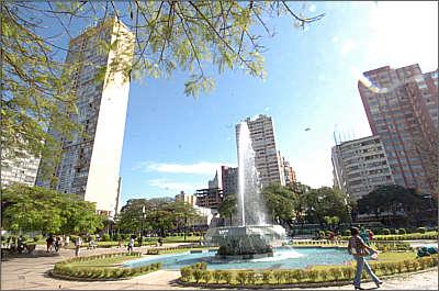 Praça Raul Soares, na Região Central de Belo Horizonte, foi recentemente revitalizada, valorizando o paisagismo urbano e contribuindo para o bem-estar dos moradores (Beto Novaes/EM/D.A Press – 2/6/09) Praça Raul Soares, na Região Central de Belo Horizonte, foi recentemente revitalizada, valorizando o paisagismo urbano e contribuindo para o bem-estar dos moradores (Beto Novaes/EM/D.A Press – 2/6/09)