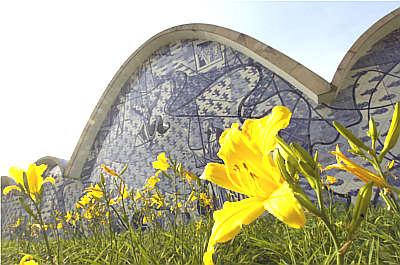 Canteiros repletos de flores enfeitam e comp�em a Igreja S�o Francisco de Assis, um dos principais cart�es-postais da capital (Beto Novaes/EM/D.A Press)