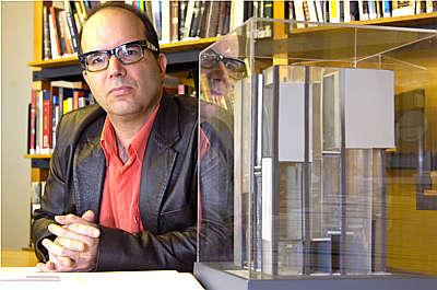 O arquiteto Carlos Teixeira é o único brasileiro em mostra na Inglaterra (Maria Tereza Correia/EM/D. A Press) O arquiteto Carlos Teixeira é o único brasileiro em mostra na Inglaterra (Maria Tereza Correia/EM/D. A Press)