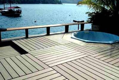 Deck de PVC, al�m de ser ecol�gicamente correto, tem boa durabilidade e f�cil manuten��o (Reprodu��o internet / madeireiraimperial.com.br)