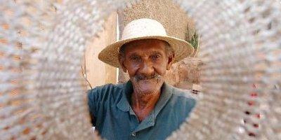 O empalhador Jose Raimundo dos Santos, de 76 anos, que trabalha desde pequeno aprendeu com os pais a restaurar cadeiras de palhas, e hoje trabalha na garagem de sua casa (Marcos Michelin/EM/D.A Pres) O empalhador Jose Raimundo dos Santos, de 76 anos, que trabalha desde pequeno aprendeu com os pais a restaurar cadeiras de palhas, e hoje trabalha na garagem de sua casa (Marcos Michelin/EM/D.A Pres)