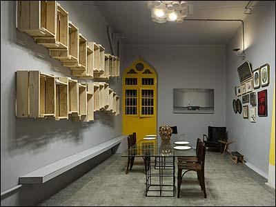 Sala de Almoço usa caixa de frutas como porta-louças e cadeiras antigas de escola, projeto de Willemberg Lobato (Gustavo Xavier/FotoAmbiente) Sala de Almoço usa caixa de frutas como porta-louças e cadeiras antigas de escola, projeto de Willemberg Lobato (Gustavo Xavier/FotoAmbiente)