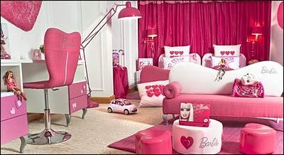 Inúmeros brinquedos, várias bonecas e uma casinha da Barbie integram a decoração das suítes (François Fleury/Hotel Plaza Athénée) Inúmeros brinquedos, várias bonecas e uma casinha da Barbie integram a decoração das suítes (François Fleury/Hotel Plaza Athénée)