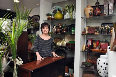 Maria Angélica, da Volendam, dá a dica para economizar: “Alguns móveis podem ser reciclados, mudando tecido, cores e até forma” (Eduardo Almeida / RA Studio) Maria Angélica, da Volendam, dá a dica para economizar: “Alguns móveis podem ser reciclados, mudando tecido, cores e até forma” (Eduardo Almeida / RA Studio)