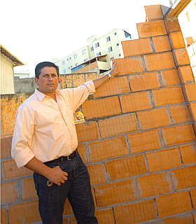 Rodrigo de Castro, diretor da Construtora Carrara, ressalta que pode comprar material aos poucos, sem ter que desembolsar uma grande quantia de uma só vez (Jair Amaral/EM/D.A.Press) Rodrigo de Castro, diretor da Construtora Carrara, ressalta que pode comprar material aos poucos, sem ter que desembolsar uma grande quantia de uma só vez (Jair Amaral/EM/D.A.Press)