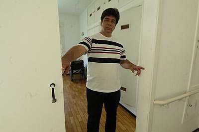 O arquiteto Jacques Lazzarotto diz que uma mudança simples é trocar a maçaneta tipo bola por haste (Beto Magalhães/EM/D.A Press) O arquiteto Jacques Lazzarotto diz que uma mudança simples é trocar a maçaneta tipo bola por haste (Beto Magalhães/EM/D.A Press)