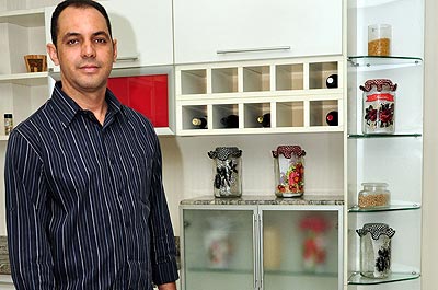 Para Tomaz Andrade, sócio-proprietário da Art Plan, racks, camas e armários para quartos estão entre as peças mais procuradas atualmente pelos consumidores (Eduardo Almeida/RA Studio)