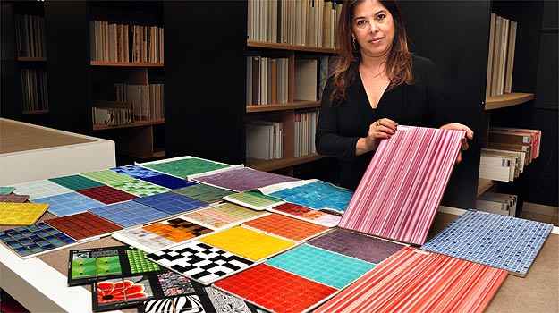 A designer de interiores Denise Bernardes indica pastilhas coloridas para criar um aspecto lúdico nos banheiros de forma criativa e prática (Eduardo Almeida/RA Studio) A designer de interiores Denise Bernardes indica pastilhas coloridas para criar um aspecto lúdico nos banheiros de forma criativa e prática (Eduardo Almeida/RA Studio)