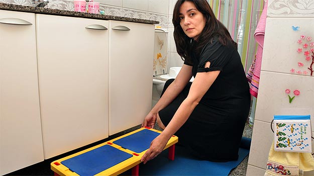 Tapetes antiderrapantes, apoios para facilitar o acesso ao lavabo e assentos de encaixe sobre o vaso sanitário são alguns itens fundamentais contra acidentes (Eduardo Almeida/RA Studio) Tapetes antiderrapantes, apoios para facilitar o acesso ao lavabo e assentos de encaixe sobre o vaso sanitário são alguns itens fundamentais contra acidentes (Eduardo Almeida/RA Studio)