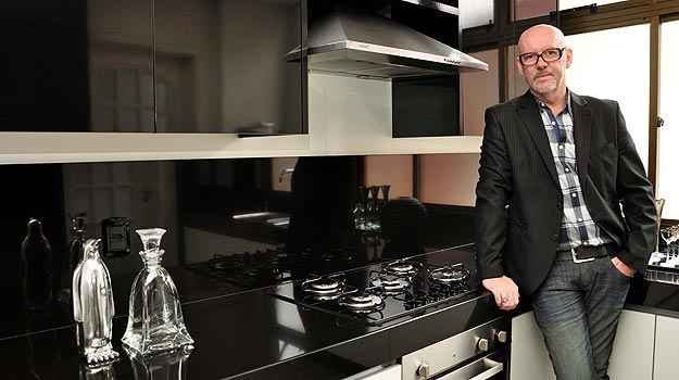 O decorador Alberto Radespiel diz que redução das cozinhas teve influência na mudança de hábito das famílias nos últimos anos (Eduardo de Almeida/RA studio)