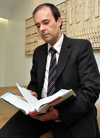 Advogado Eduardo Lopes ressalta que a compra de im�vel deve ser analisada com toda cautela (Eduardo Almeida/RA Studio)
